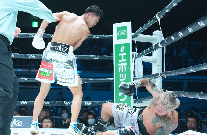 Nakatani celebrates after ripping the WBC title away from Santiago Photo Credit: Naoki Fukuda /Top Rank