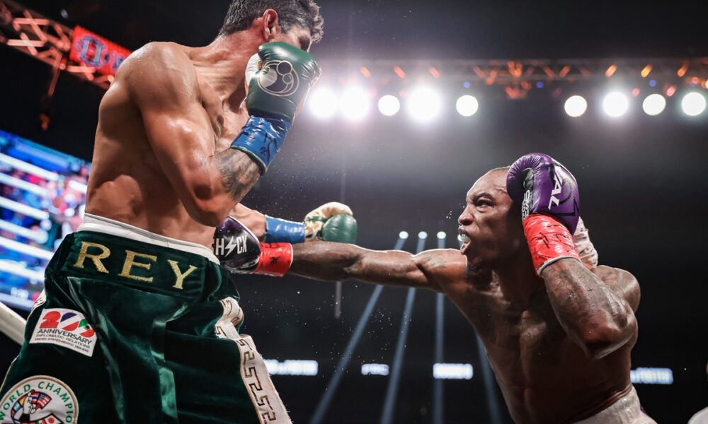 O’Shaquie Foster produced a career-best performance to win by scores of 116-112, 117-111 and 119-109 over Rey Vargas. Photo Credit: Amanda Westcott/SHOWTIME.