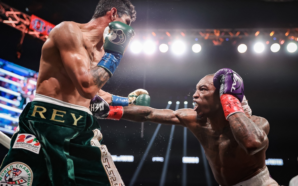 O’Shaquie Foster produced a career-best performance to win by scores of 116-112, 117-111 and 119-109 over Rey Vargas. Photo Credit: Amanda Westcott/SHOWTIME.