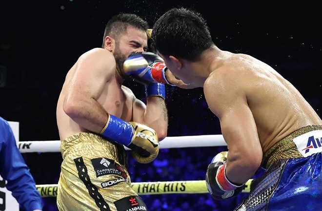 Munguia proved too much for Bazinyan (Photo Credit: Mikey Williams Top Rank)