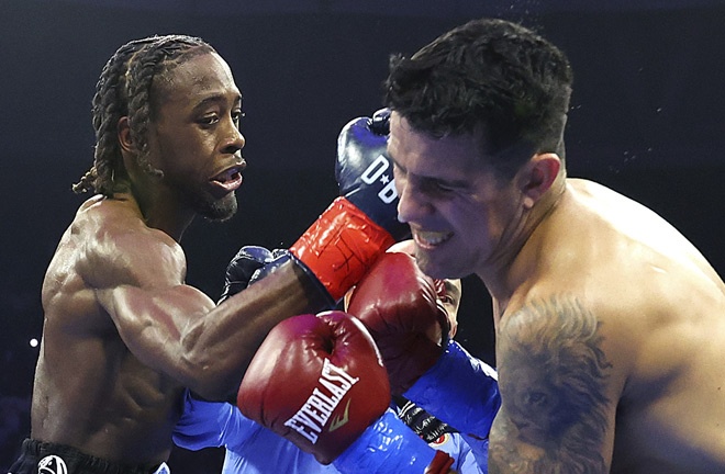 Davis dropped Lemos three times Photo Credit: Mikey Williams/Top Rank