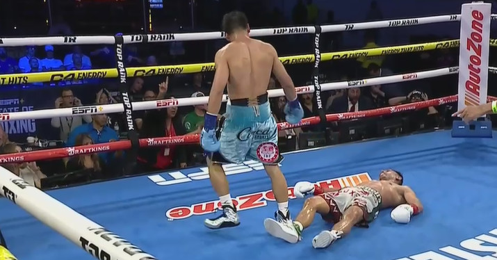 Angelo Leo knocks out Luis Alberto Lopez