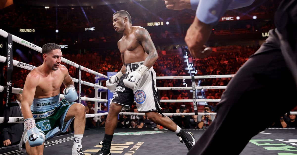 Erislandy Lara is dominated by Danny Garcia, he keeps the title of WBA by TKO