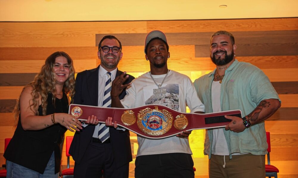 Image: Keyshawn Davis Faces Fan Backlash for Inactive De Los Santos Title Defense