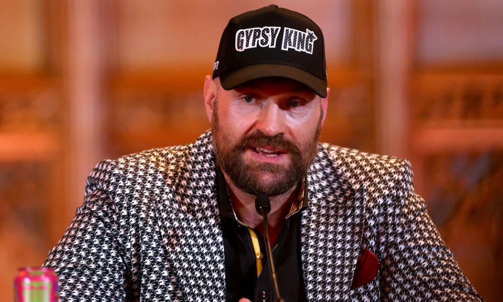 Tyson Fury sits in face -to -face conversation with Oleksandr Usyk