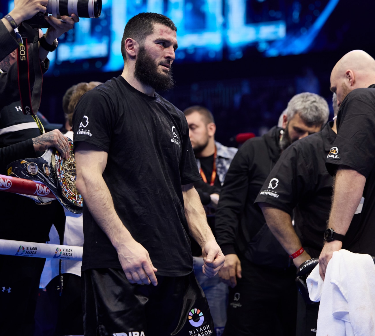 Image: Artur Beterbiev's Radical Transformation: Why His New Southpaw Stance Could Be the Key to Beating Dmitry Bivol