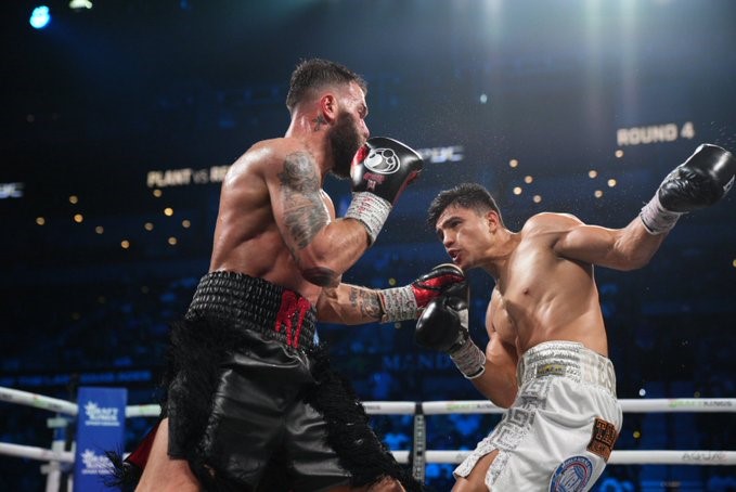 Stunning: Armando Resendiz Defeats Caleb Plant
