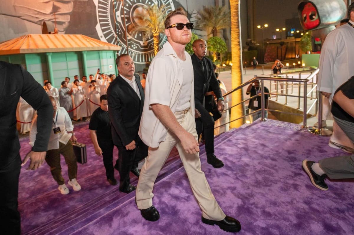 Image: Tim Bradley Warns Crawford: "Don't Get Hit by Canelo!"