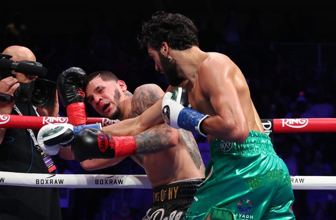 Sheeraz dropped Berlanga three times Photo Credit: Golden Boy/Cris Equeda