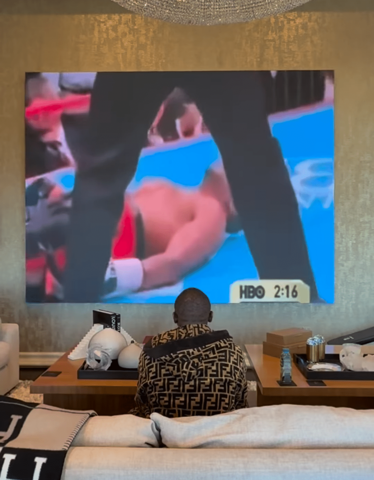 Image: Floyd "Money" Mayweather Sends Roy Jones Jr A Subliminal Message 