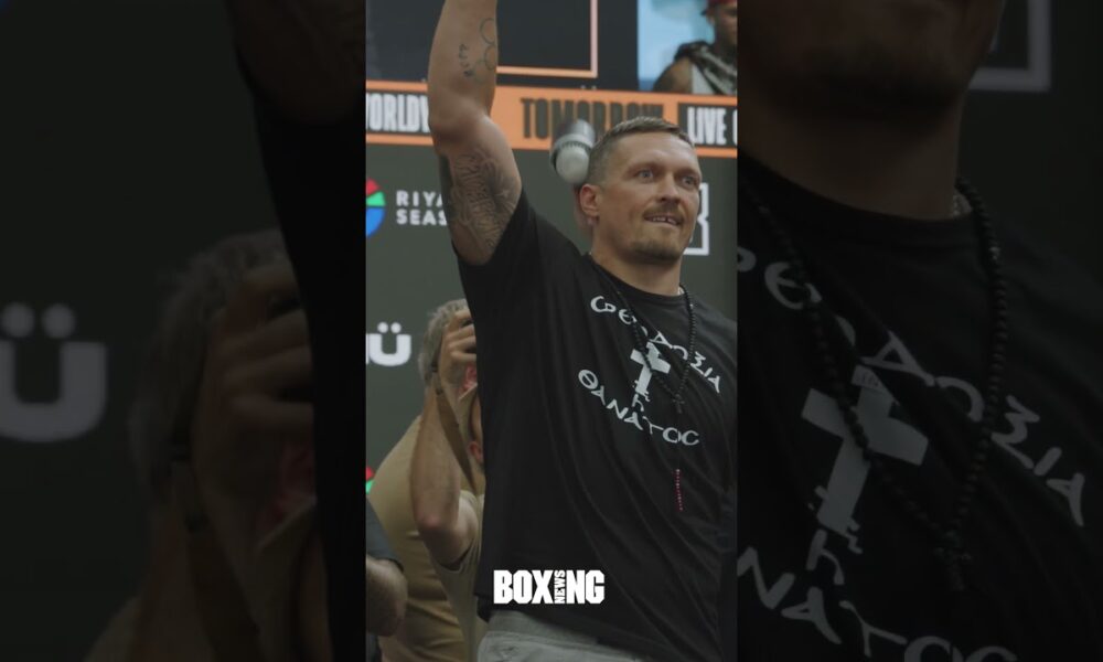 Oleksandr Usyk Acknowledges Fans At Dubois Weigh In
