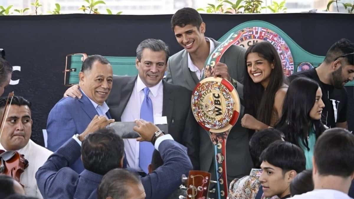 Fundora WBC Aztec belt