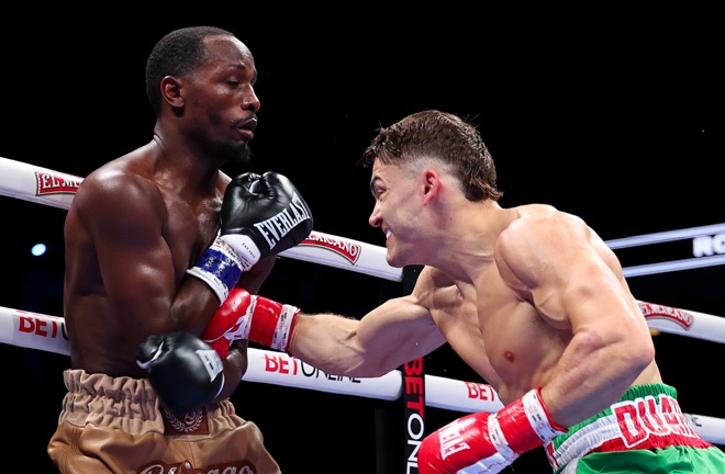 Duarte and Sims Jr put on a frantic battle Photo Credit: Golden Boy / Cris Esqueda