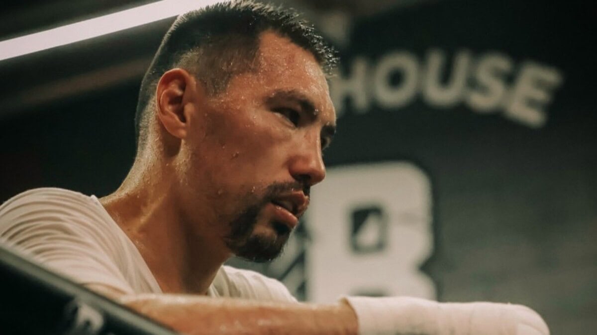 Janibek trains in the gym for a big middlweight title defense