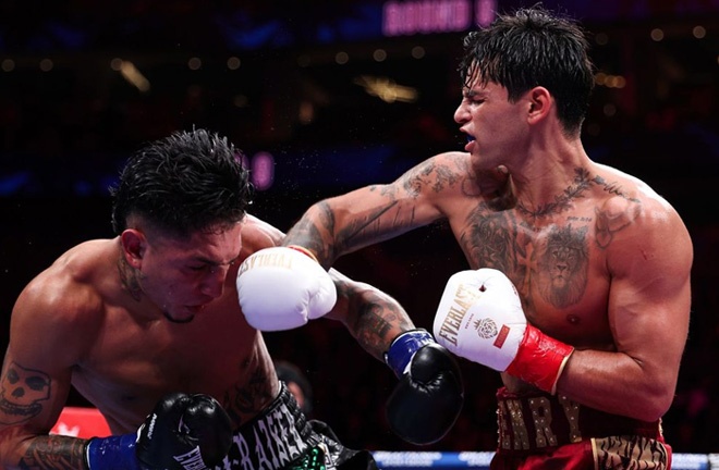 Garcia dominated Barrios. Photo: Cris Equeda/Golden Boy