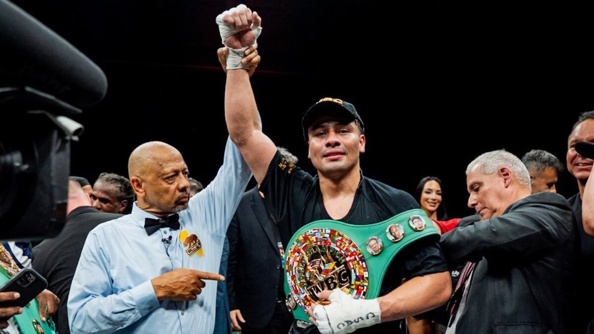 Lester Martinez celebrates winning the WBC interim super middleweight title