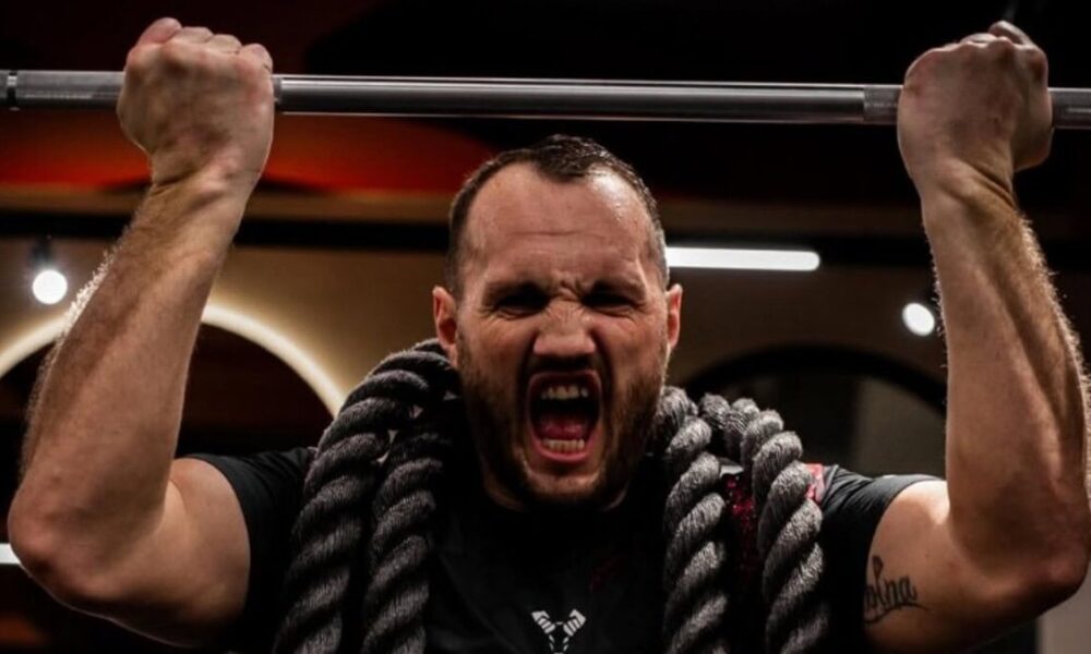Nelson Hysa training with ropes, roaring during an intense heavyweight workout