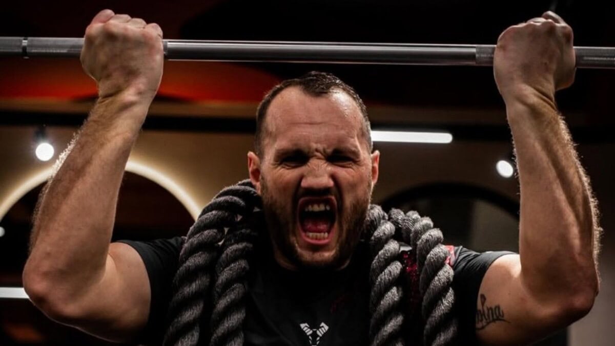 Nelson Hysa training with ropes, roaring during an intense heavyweight workout