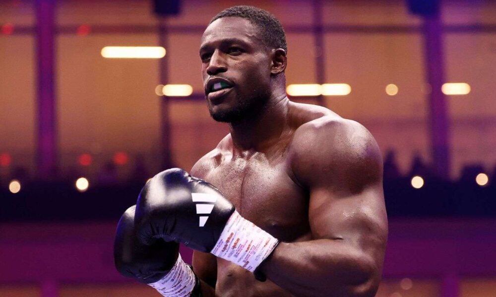 Richard Riakporhe prays for Jeamie TKV ahead of British title fight