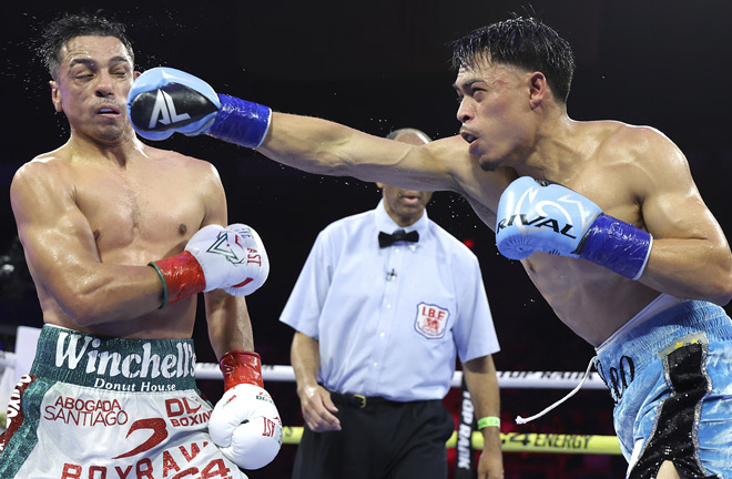 Leo knocked out Lopez and became the world featherweight champion. Photo: Mikey Williams/Top Rank