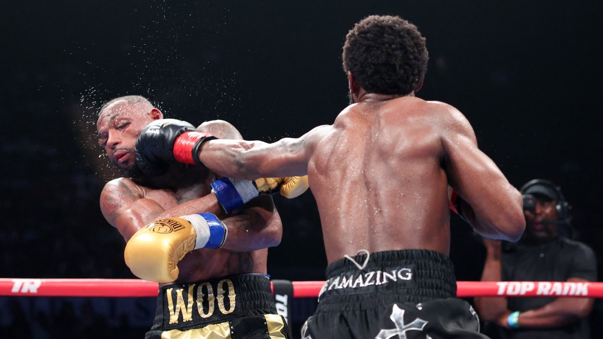 Keyshawn Davis lands a hard right hand on Nahir Albright during their lightweight rematch at Scope Arena in Norfolk.