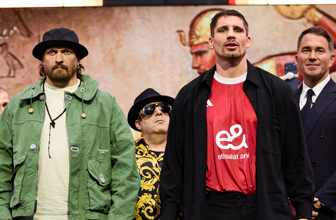 Oleksandr Usyk is the bookmakers' main favorite to defeat Rico Verhoeven on Saturday in Egypt Photo: Mark Robinson Matchroom Boxing