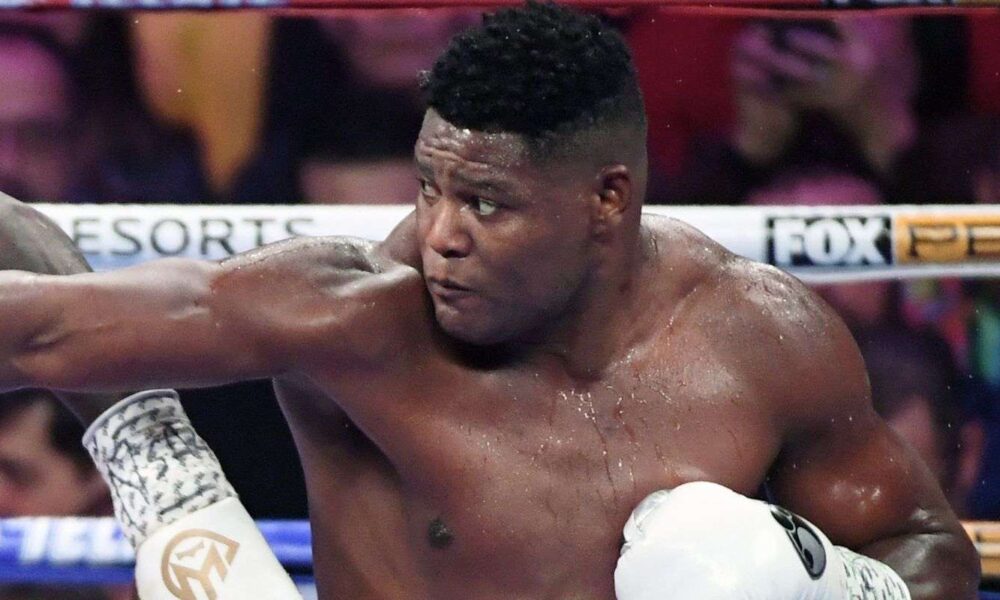 Luis Ortiz punches novice opponent through the ropes in bizarre ring return