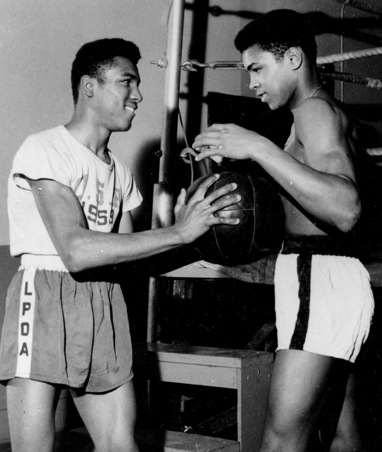 Canelo Alvarez Chooses Muhammad Ali Over Oleksandr Usyk in Epic Fantasy Boxing Battle