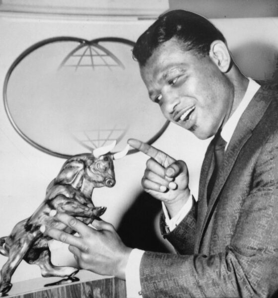 "Sugar Ray Robinson's Unyielding Spirit: A Contrast to Oleksandr Usyk's Exit"
