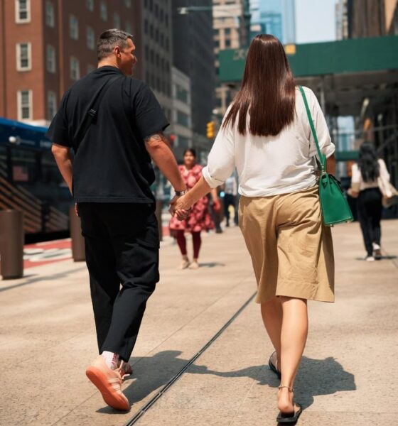 "Oleksandr Usyk's Quiet Stroll in New York Goes Unnoticed by Fans"