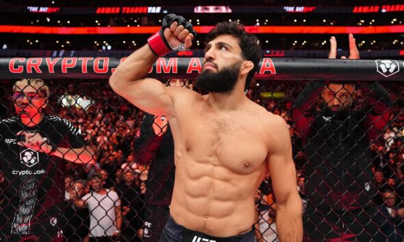 Arman Tsarukyan wrestles Anthony Pettis in RAF 15 main event