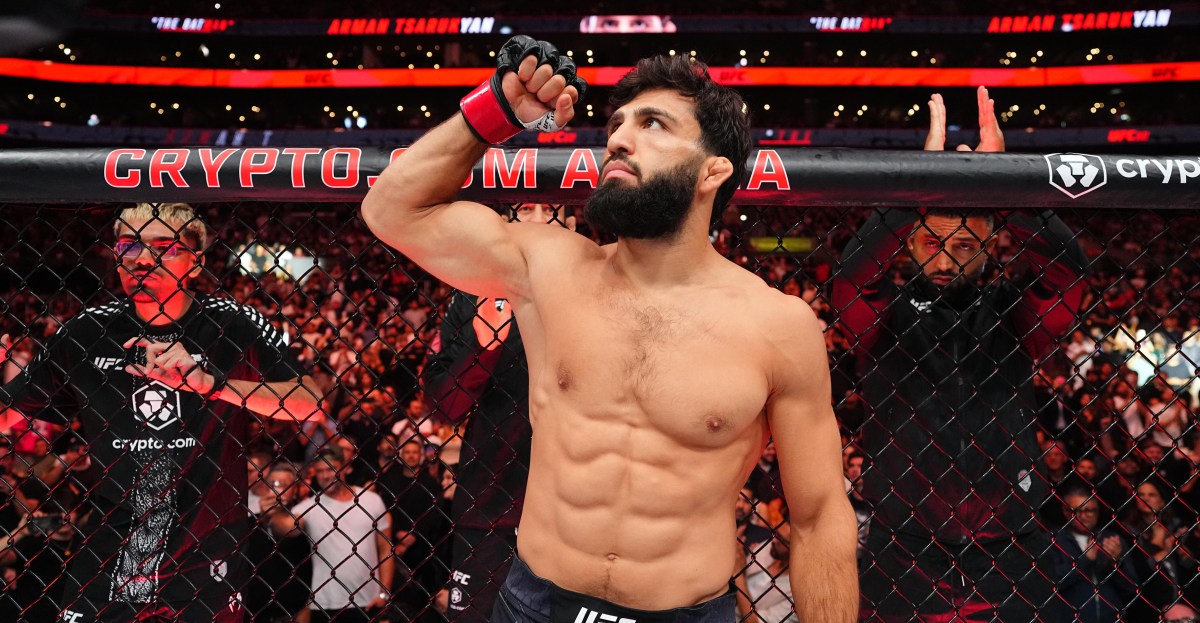 Arman Tsarukyan wrestles Anthony Pettis in RAF 15 main event